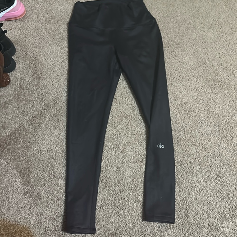 XXS Alo yoga leggings they are the shinny black leggings in good condition